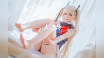 ★☆《极品CP☀️魔手☛外购》★☆价值千元坑神巨作！商场全景4K镜头偸拍女卫超多大屁股小姐姐方便~短发清爽热裤美少妇儿子尿完她在尿